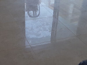 שימוש בחומצת מלח לניקוי לאחר שיפוץ וגרימת נזק למשטחים ולאביזרי הבית